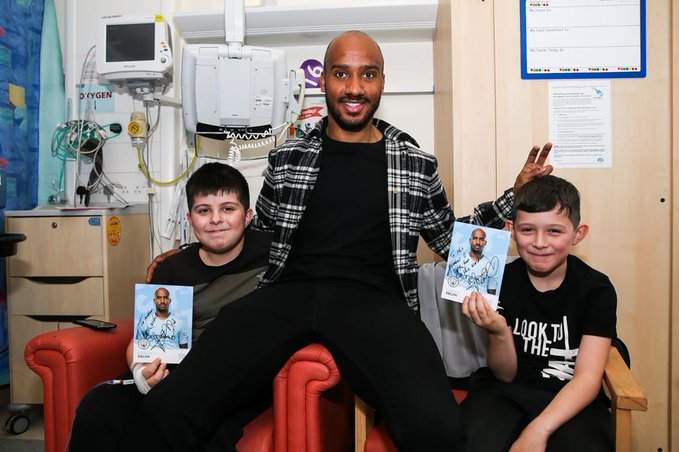 Manchester City stars visit sick children at Royal hospital with gifts (photos)