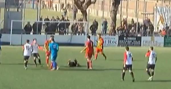 Goalkeeper brutally kicks the referee for disallowing his goal in Spain (Photos)