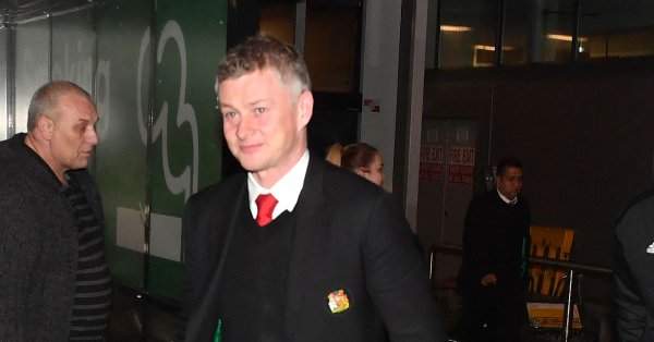 Man United players arrive Manchester along with veteran manager Alex Ferguson (photos)