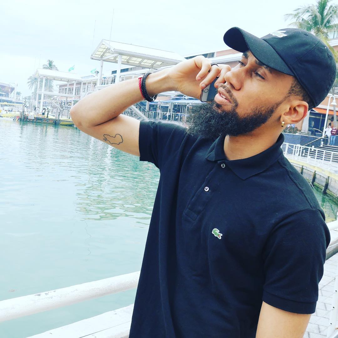 See The Gift A Fan Gave To Phyno In Port Harcourt (Photos)