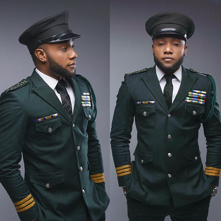 Singer KCee Busted For Flaunting Someone Else's Stacks Of Dollars On Instagram (Photos)