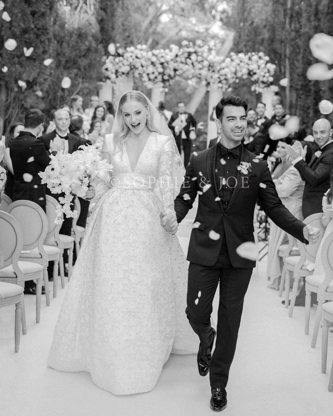 Sophie Turner and Joe Jonas' official wedding photo is as glamorous as you'd expect