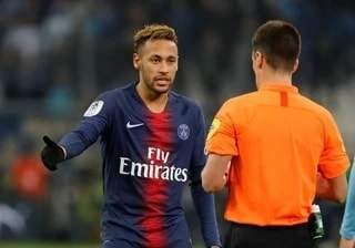 Fans attack PSG superstar Neymar with bottles and pebbles on the pitch