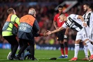 Checkout what Ronaldo did to a pitch invader who tried to mob him at Old Trafford (photos)