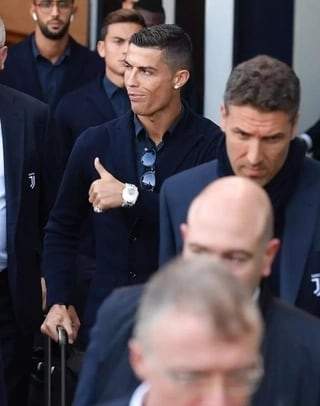 Fans mob Cristiano Ronaldo at the airport ahead of Man United's Champions League clash with Juventus (photos)
