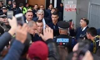 Fans mob Cristiano Ronaldo at the airport ahead of Man United's Champions League clash with Juventus (photos)