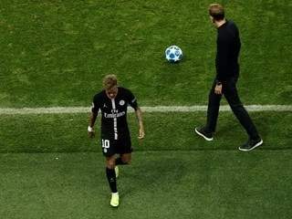 Angry Neymar storms out of the pitch as he ignores teammates (photos)