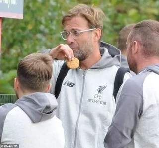 Klopp departs to Wembley with Liverpool stars ahead of EPL showdown with Tottenham (photos)