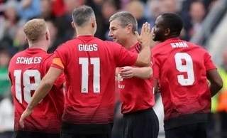 Scholes, Giggs and other Man United legends make return to football (photos)