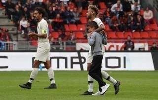 Checkout what Neymar did to a youngster who invaded the pitch during PSG away win at Rennes (photos)