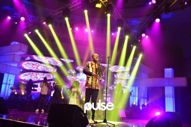 Nathaniel Bassey performing at the Beejay Sax Live concert 2nd edition which held at Eko hotel on Sunday, May 13, 2018. (Pulse)