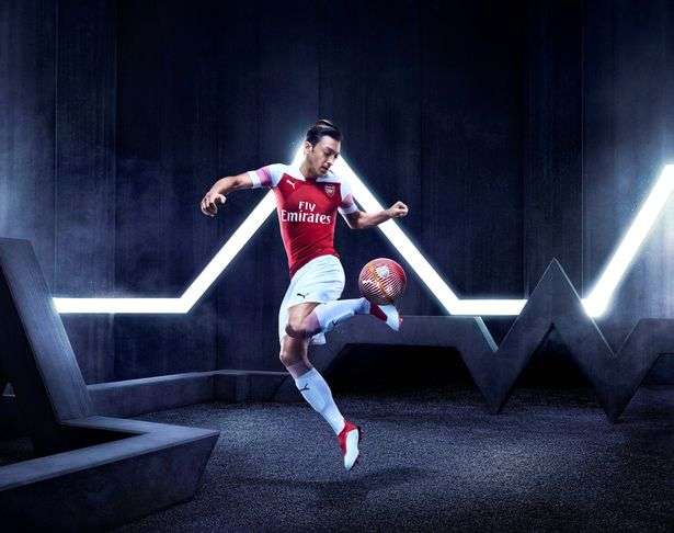 Ozil shows off the new Arsenal jersey (Arsenal)