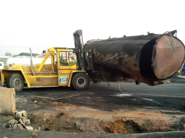 Emergency responders remove fuel tanker that caused Lagos explosion (Twitter/@rrslagos767)